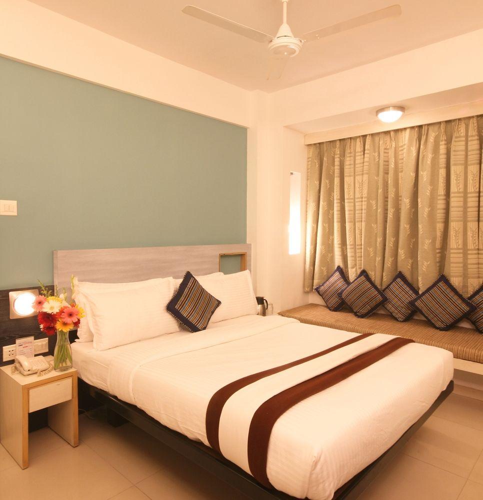 Hotel Columbus Mumbai Exterior photo