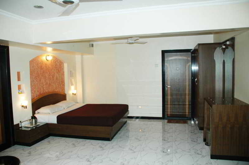Hotel Columbus Mumbai Exterior photo