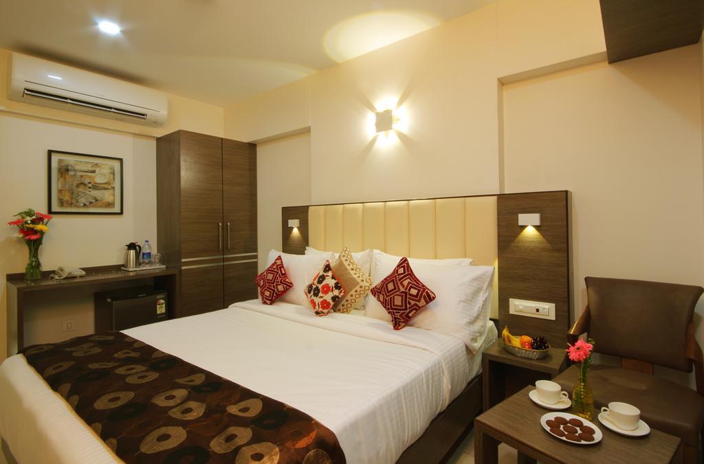 Hotel Columbus Mumbai Exterior photo